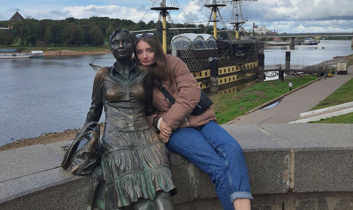 Я с памятником девушке-туристки в Великом Новгороде.