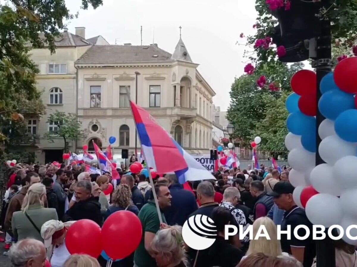    Мирные акции граждан против насильственных протестов студентов и сторонников оппозиции © РИА Новости