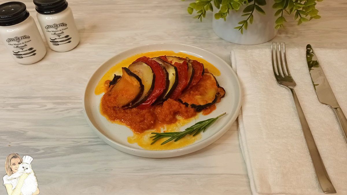   Ингредиенты:
Кабачок - 500 г.
Баклажан - 500 г.
Помидоры - 500 г.
Томатная паста - 3 ст.л.
Морковь - 100 г.
Лук репчатый - 150 г.
Перец сладкий - 300 г.
Чеснок - 3 зубчика
Сахар - 1 ст.л.
Растительное масло - 4 ст.л.
Розмарин - 5 г.
Базилик - 5 г.
Соль по вкусу
Перец черный молотый - 1,5 ч.л.