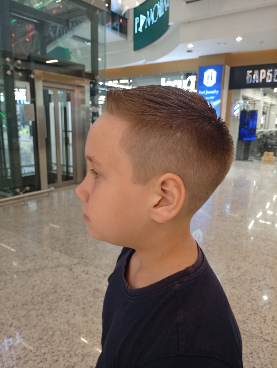 Постригла сына в любимом месте. Фото мое