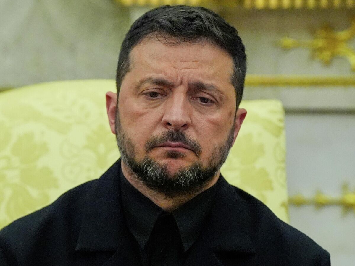    Владимир Зеленский во время встречи с президентом США Дональдом Трампом в Овальном кабинете Белого дома© AP Photo / Julia Demaree Nikhinson