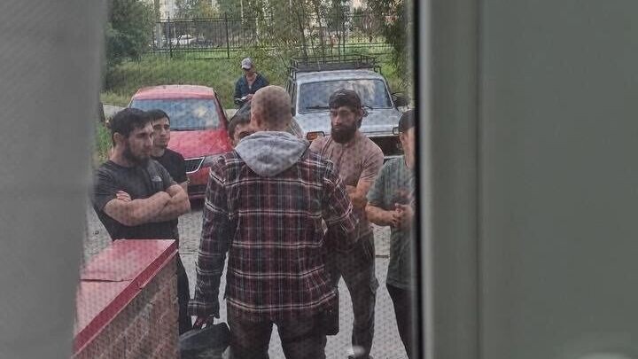 Один против толпы: конфликт в Пыть-Яхе: кадры от очевидцев. Фото: Русская Община ХМАО