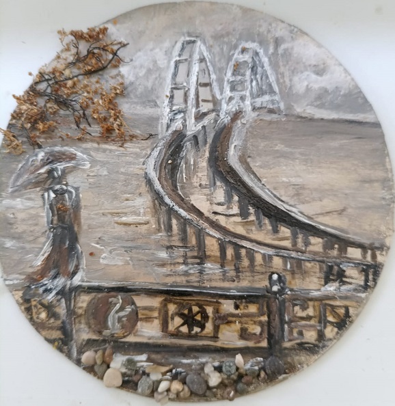 картинка маслом диаметром 13 мм с элементами морской гальки и водорослями 