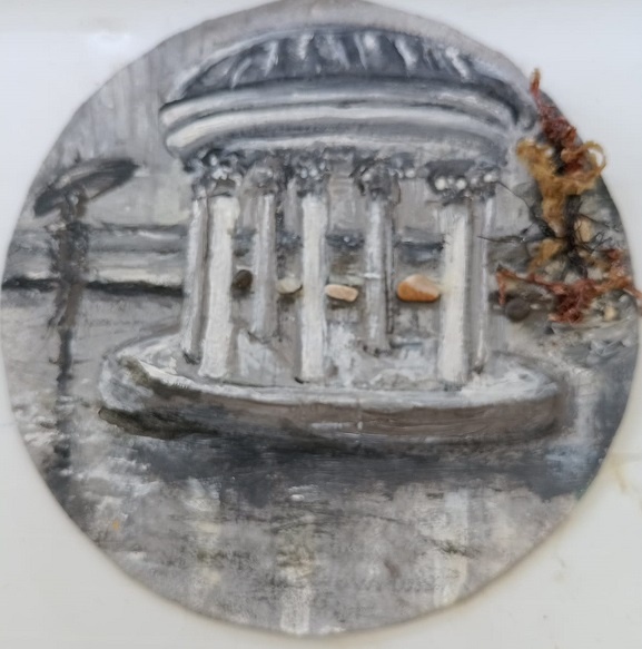 картинка маслом диаметром 13 мм с элементами морской гальки и водорослями 