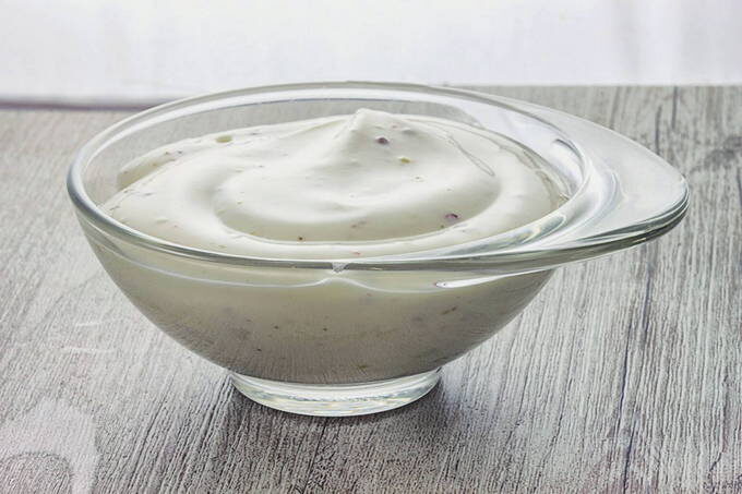 Фото: Сметанно-чесночный соус - рецепт приготовления с... kulinarenok.ru