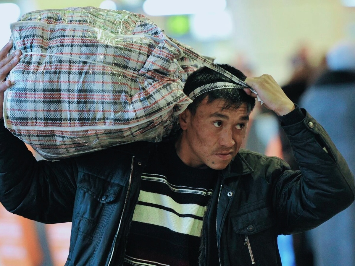 Из открытых источников в интернете.Мигранты в России.