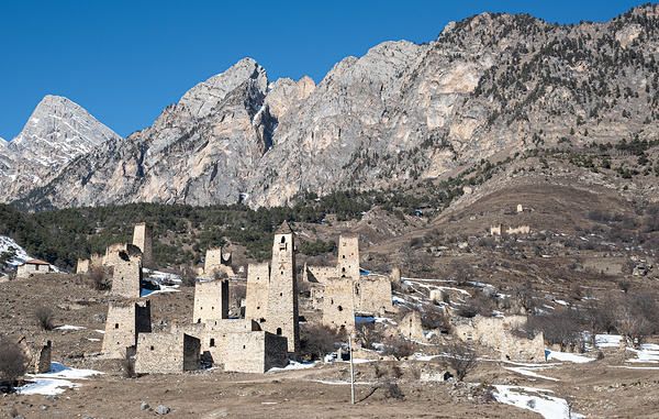    Башенный комплекс "Эгикал" на территории заповедника "Эрзи" в Джейрахском ущелье  Иван Губский/ТАСС