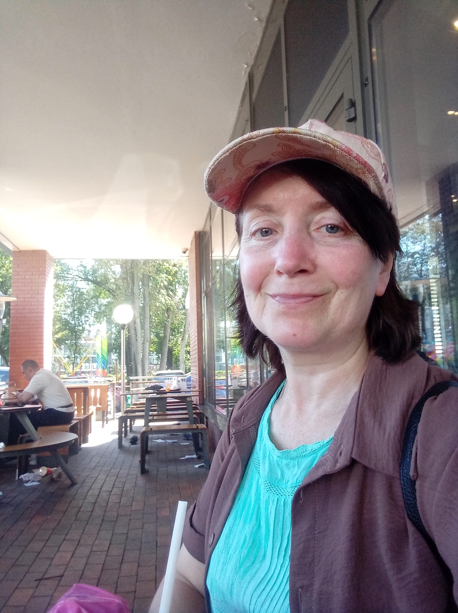 Автор за столиком веранды Вкусно и точка в Звенигороде. 