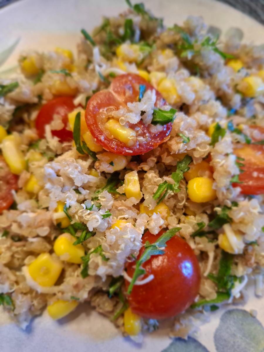 Этот салат многофункционален: можно съесть как самостоятельное блюдо на обед или ужин, а также приготовить на праздничный стол🙂