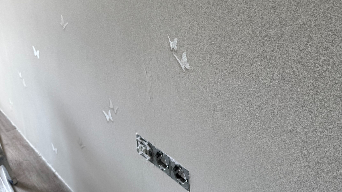 Песчаная штукатурка держится хуже, чем обещания рабочих — результат экономии на выравнивании стен