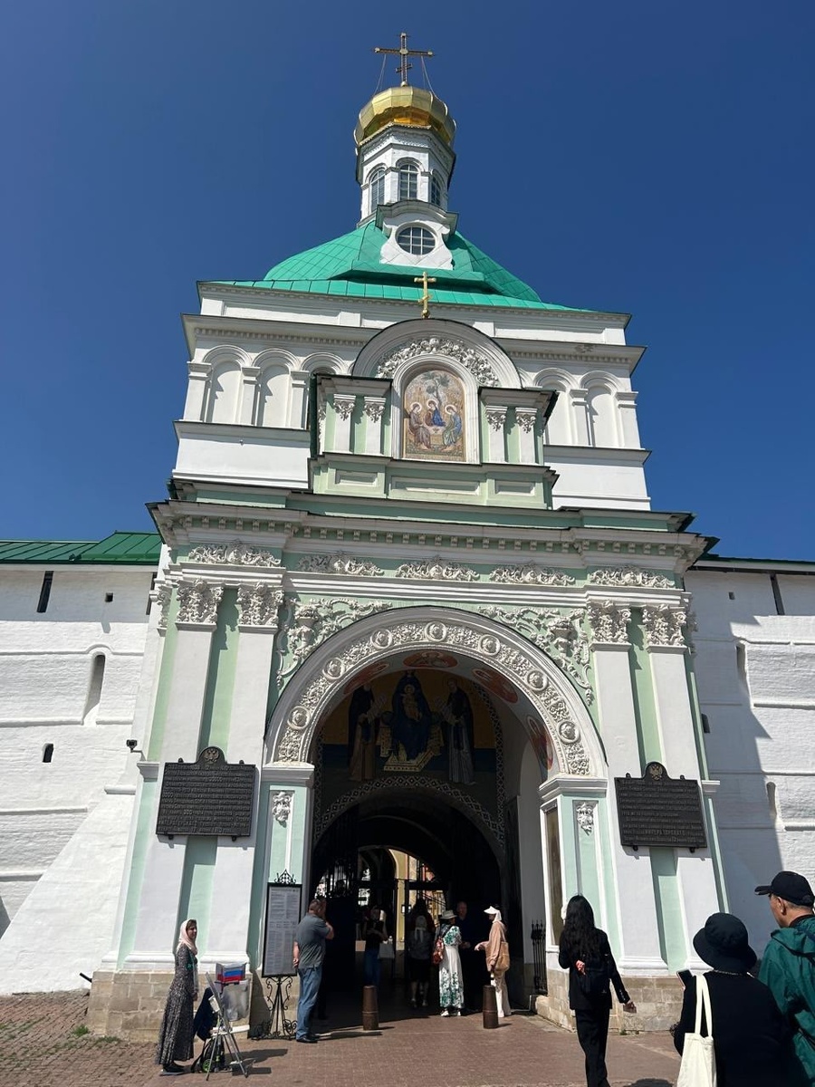 Вход в монастырь