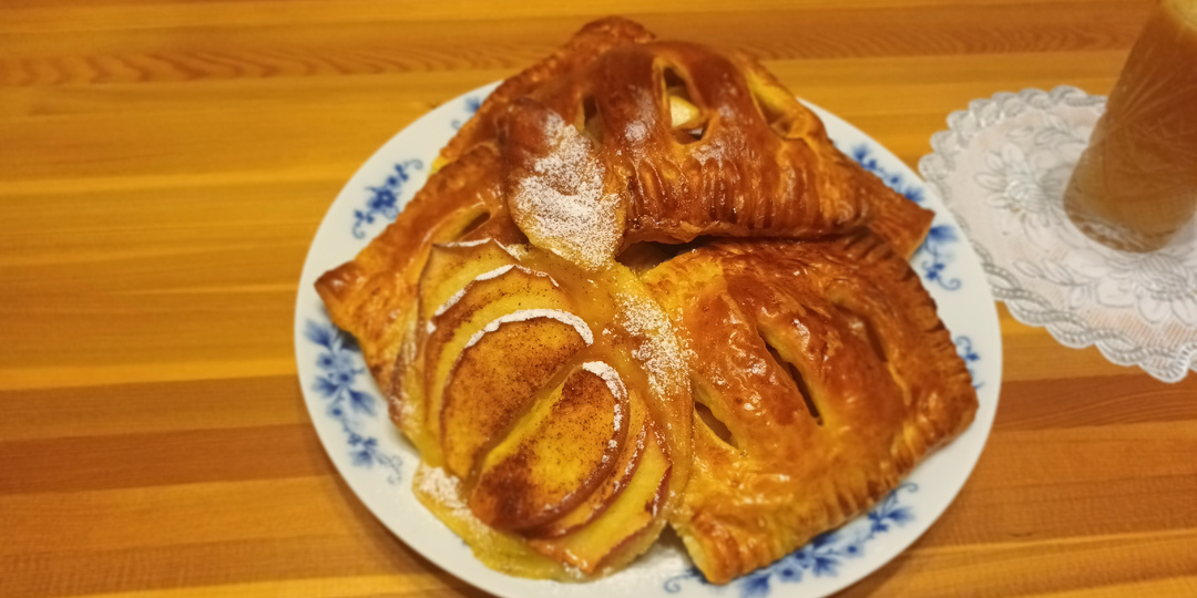 Слойки с яблоками из слоеного теста.🍏