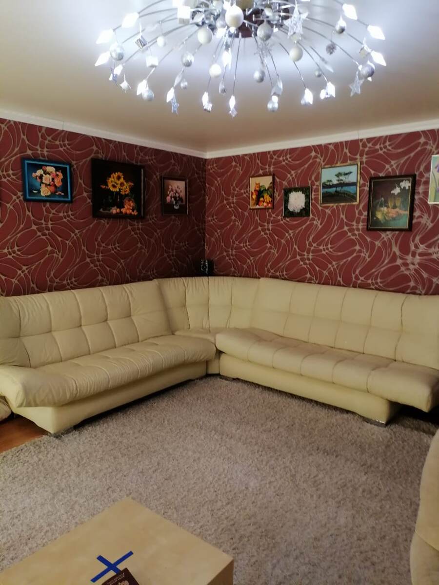 Вот такие диваны были раньше, теперь полностью все поменяно. В новом доме диваны уже будут темно-серые с велюровым покрытием.