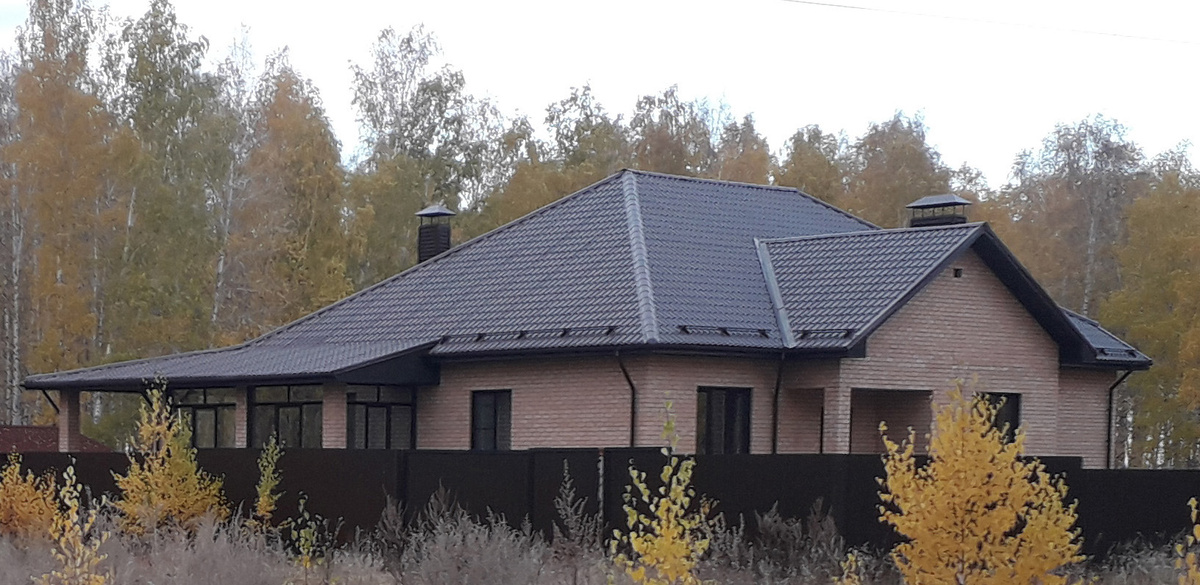 Наш дом снаружи. Внутренняя отделка дома требует много времени на придумывание дизайна. У нас идет медленно