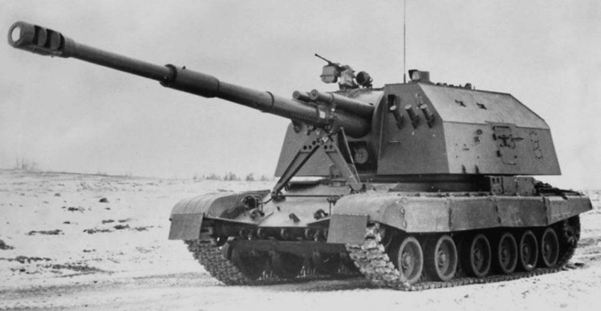 Опытный образец САУ 2С19. Видны многочисленные отличия от серийных машин, включая 7,62*54мм пулеметПКТ на командирской башенке, иное расположение дымовых гранатометов системы "Туча", отсутсвие ящиков ЗИП на надгусеничных полках и т.д.