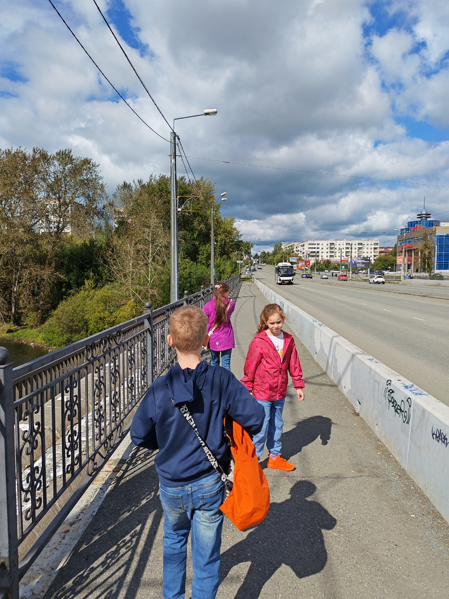 Идём по мосту в сторону школы. Фото из личного архива