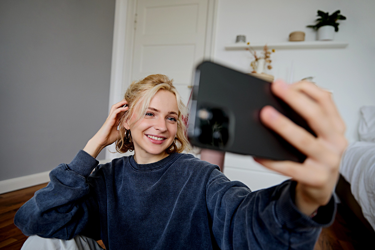 Молодой блогер снимает видео на смартфон