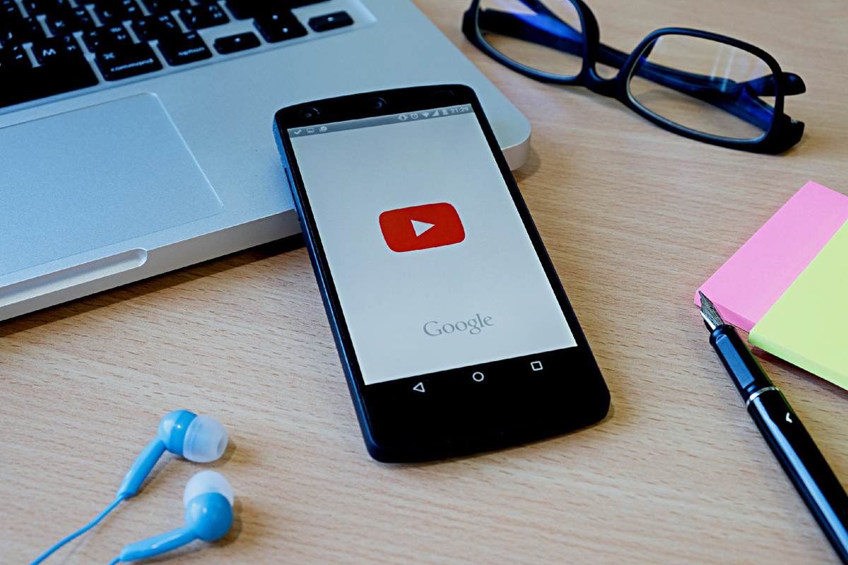 Смартфон с логотипом YouTube