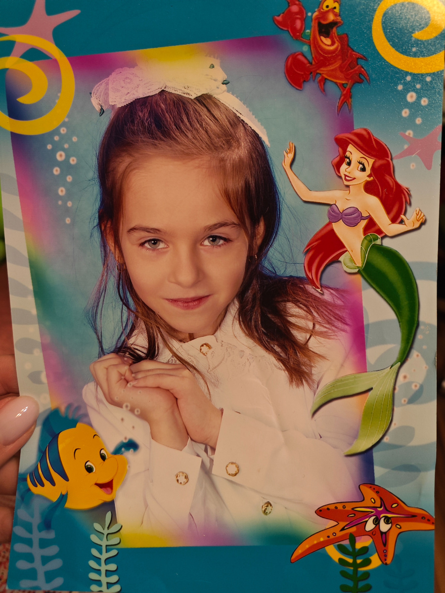 В первом классе. Как же я обожала эти рамки :) 