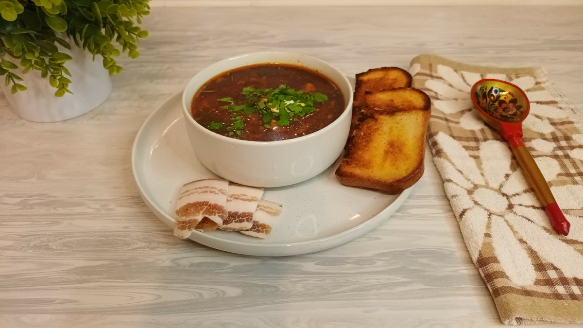 Ингредиенты на кастрюлю 5 литров:
 - свинина на косточке: 1кг.
 - капуста: 1 качан средний.
 - картофель: 4 шт.(крупный)
 - свекла: 2 шт.
 - морковь: 2 шт.
 - лук: 1шт.
 - томатная паста.
 - растительное масло.
 - сало.
 - зел.лук, петрушка,укроп.
 - красная сладкая паприка, хмели-сунели,
    розмарин, лавровый лист и соль по вкусу.
 - сметана для подачи.