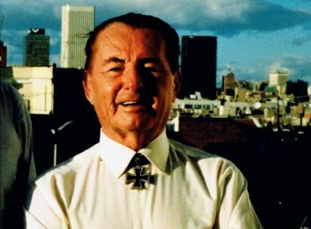 Не расстающийся со своей высшей наградой даже если она не в тему. 