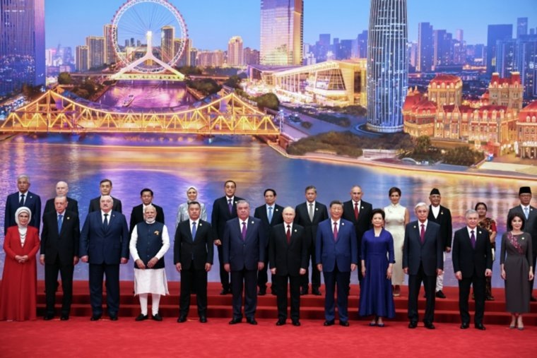 Главы всех делегаций сделали «фэмили фото»
Фото:Сергей Бобылев / РИА Новости