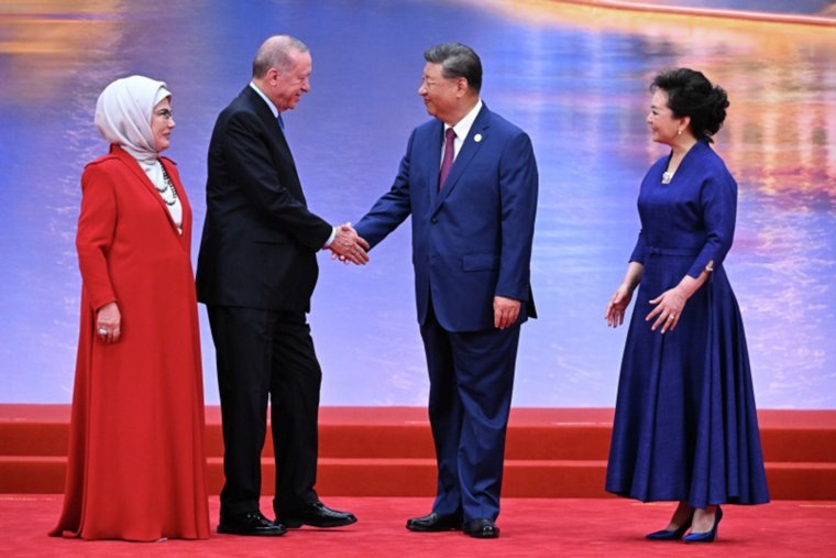 Путин и Си Цзиньпин обменялись дружеским рукопожатием
Фото:Сергей Бобылев / РИА Новости