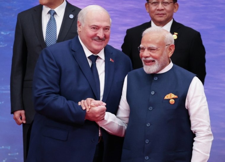 Президент Белоруссии Александр Лукашенко и премьер-министр Индии Нарендра Моди также пожали руки друг другу
Фото:Сергей Бобылев / РИА Новости