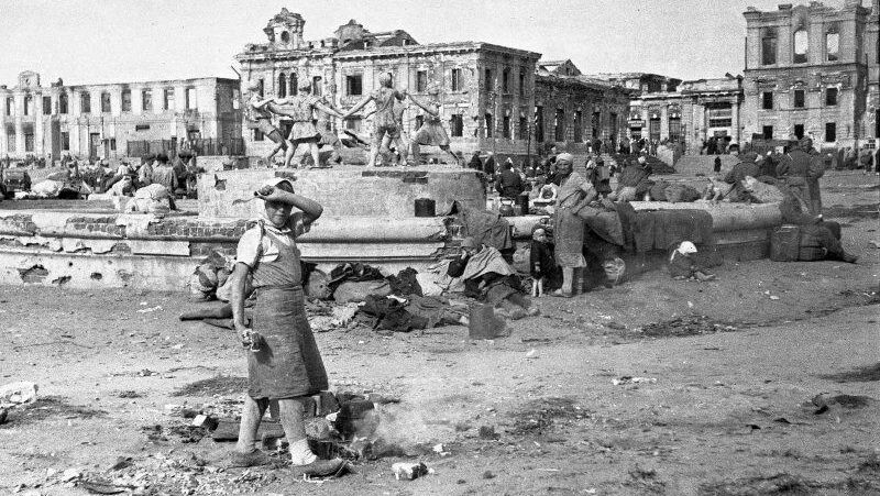 Привокзальная площадь Сталинграда после освобождения города. 1943. Государственный музейный каталог РФ.