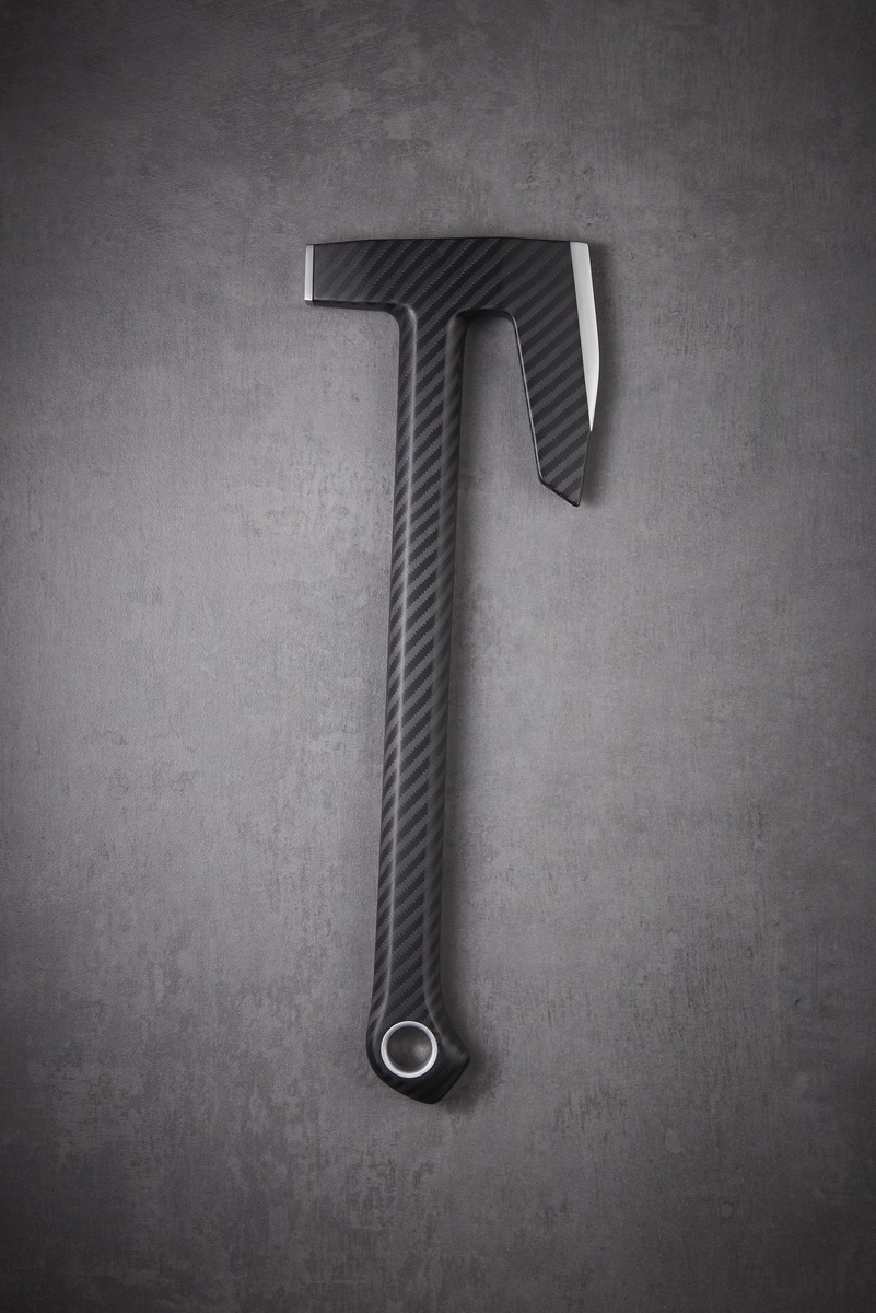 Топор из карбона ручной работы 