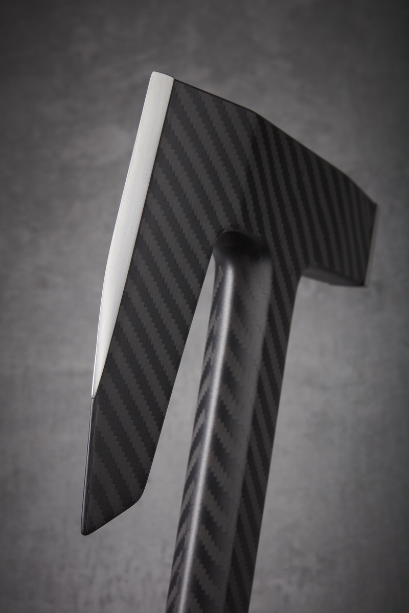 Лезвие карбонового топора выполнено из специальной стали.