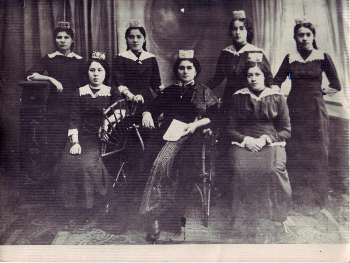 Учительницы (мугаллима) Татарской женской школы Фатихи Аитовой (Казань). 1910-е годы.