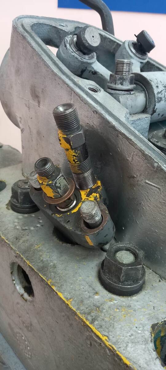 Форсунка ТНВД устанвливается в колодец цилиндровой крышки под углом 30 градусов