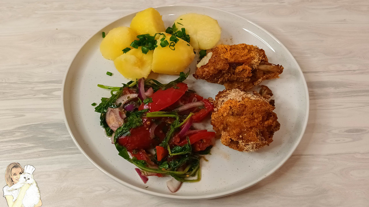 Ингредиенты:
- куриные ножки 10 шт.
- чеснок 3 зубчика.
- молотый перец по вкусу.
- растительное масло.
- соевый соус 100 мл.
- оставить на 30 минут, чем дольше тем лучше.
- сметана 20% 300 мл.
- яйцо.
- панировочные сухари 150 гр.
- мука 1/2 стакана.
- красная паприка по вкусу.
- сливочное масло по желанию.
- намоченный в воде пергамент.
 Приготовление: