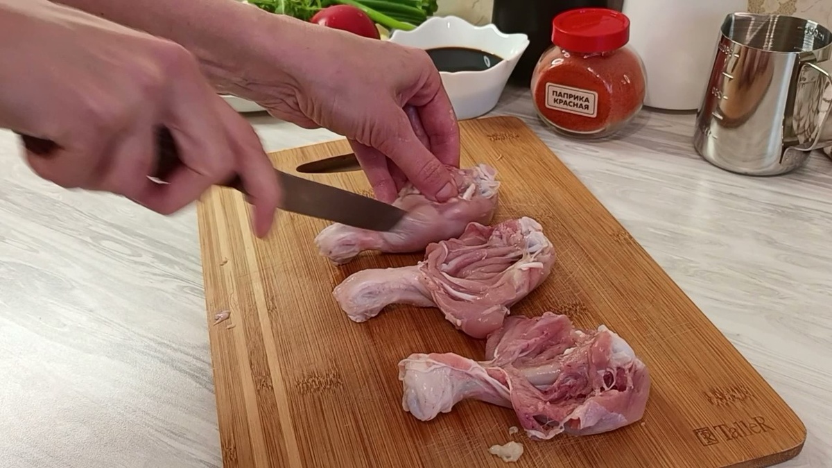 1. С куриных ножек снимите кожу и слегка отделите мясо от кости, как показано на фото.