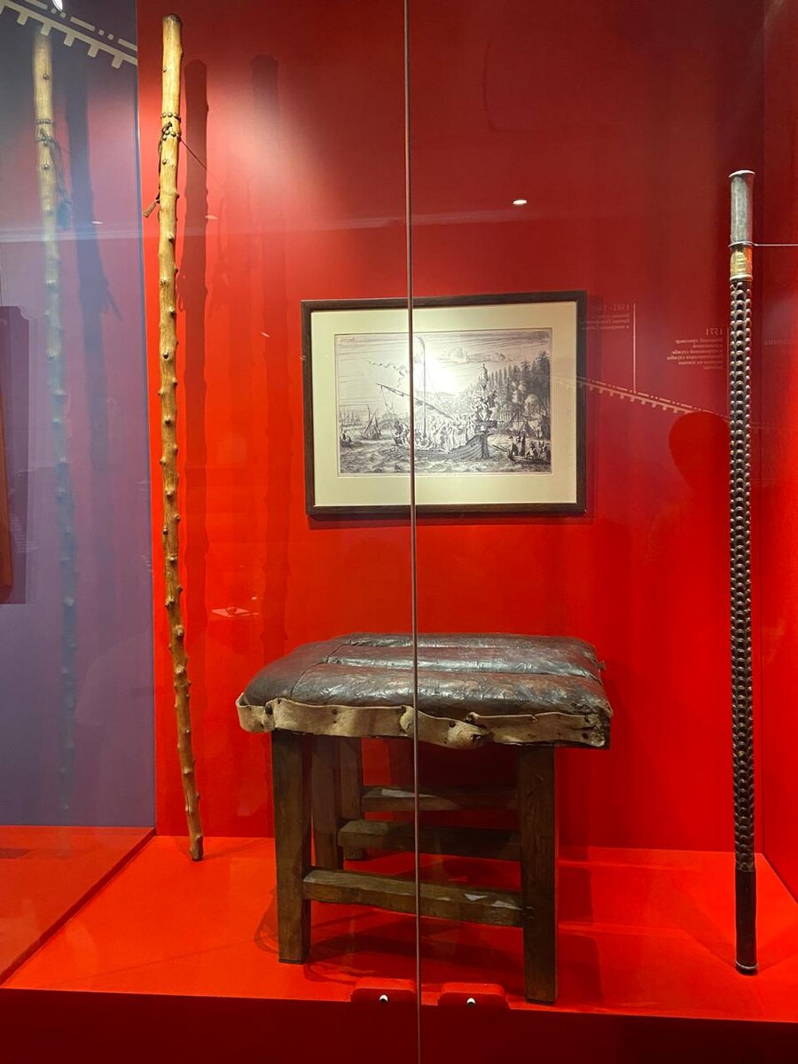 Посох Степана Разина и стул Разина, который устанавливали на носу ложки, когда он был ранен. Посох-насека атамана Фролова 1718г.