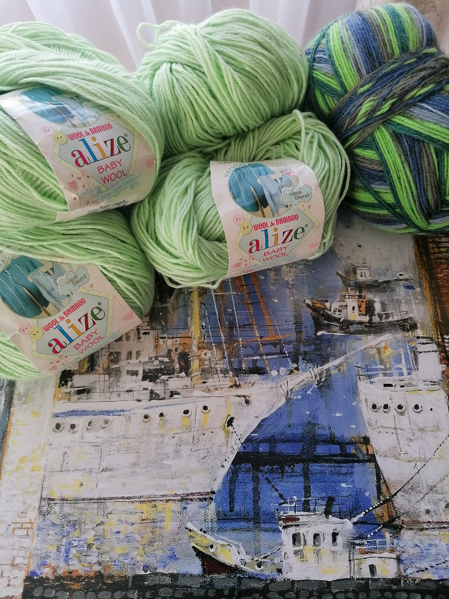 Снова вяжу детское.