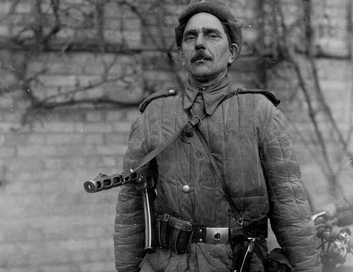 Как советский разведчик с двумя ножами кинулся на группу немцев окруживших его