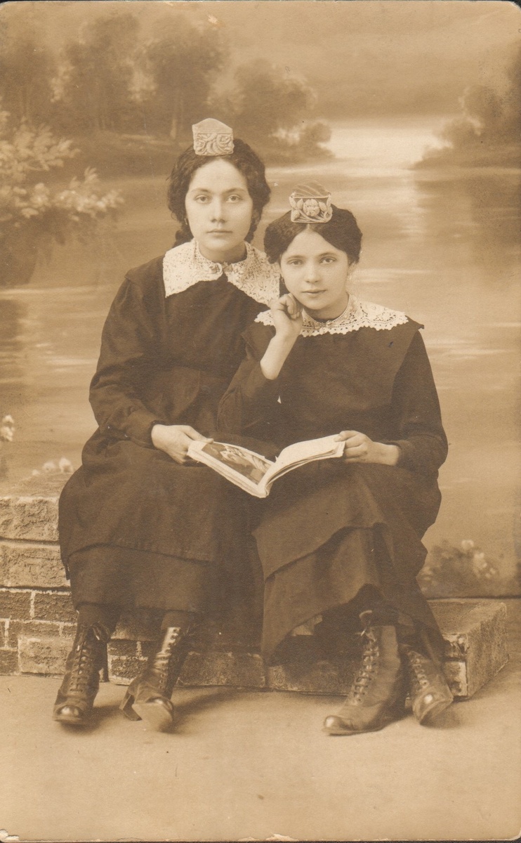 Хадича Хусаинова и Нагима Исмаилова (слева направо) - ученицы русско-татарского женского училища г. Троицк. Из фонда Троицкого краеведческого музея.