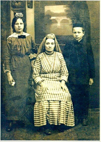 Магруй Музаффария вместе со своими детьми - будущей поэтессой Махмудой Музаффария и будущим композитором Мансуром Музаффаровым.