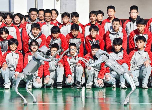    IMAGO/CFOTO: Китай строго регулирует доступ к ИИ ресурсам: например, ученикам начальной школы запрещено самостоятельно использовать генеративный ИИ