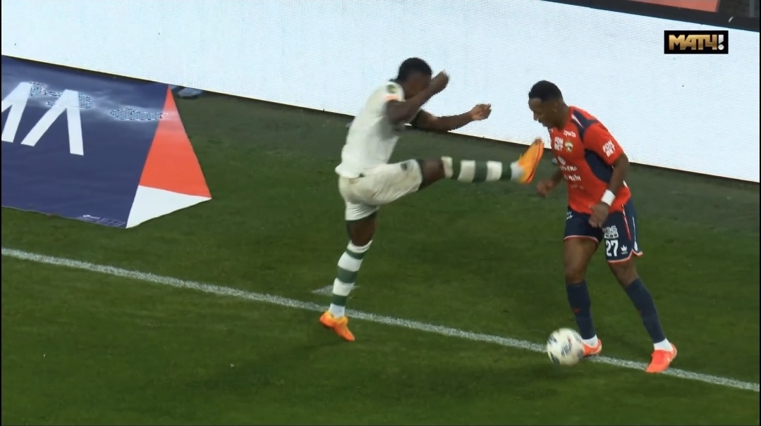 Джон Кордоба пытается запугать Мойзеса. Скриншот с видео "Матч ТВ"