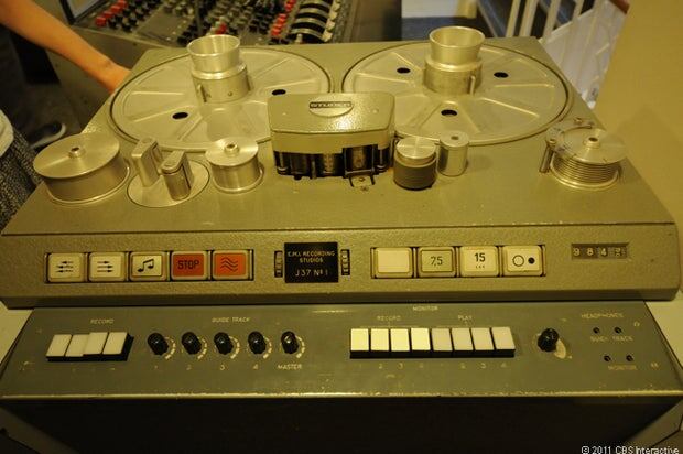 Повсюду в студии Abbey Road установлено оборудование для записи и сведения. А поскольку студиями пользовались все, кто имел отношение к индустрии, на протяжении почти восьми десятилетий, никогда не знаешь, с чем столкнешься. В одном из коридоров, бесцеремонно прислоненный к стене, стоит этот четырехдорожечный магнитофон, пребывающий в относительной безвестности. Пока вы не узнаете, что на нем было записано множество песен The Beatles.Битлз 4-трек

