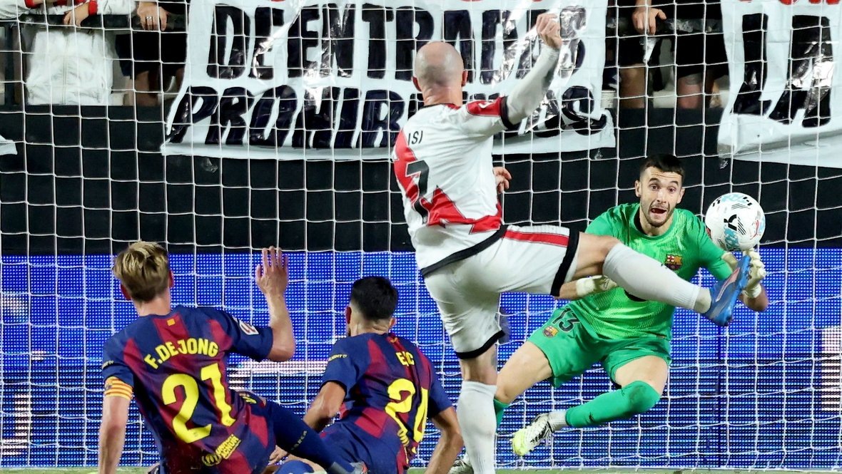    Голкипер «Барселона» Жоан Гарсия отражает удар в матче против «Райо Вальекано». AFP