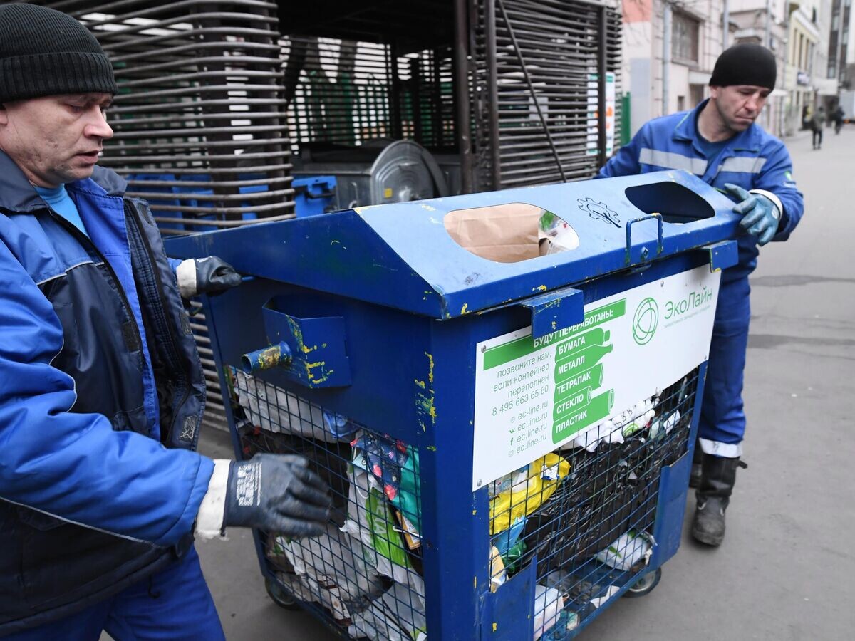    Раздельный сбор мусора в Москве© РИА Новости / Илья Питалев