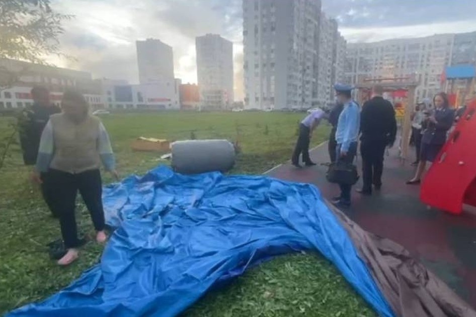 Из-за сильного ветра батут опрокинулся вместе с детьми. Скриншот видео: Следком РБ