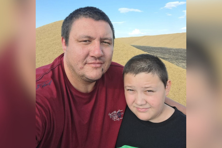 Родион увлекался не только мотоспортом, но и помогал родителям на пасеке