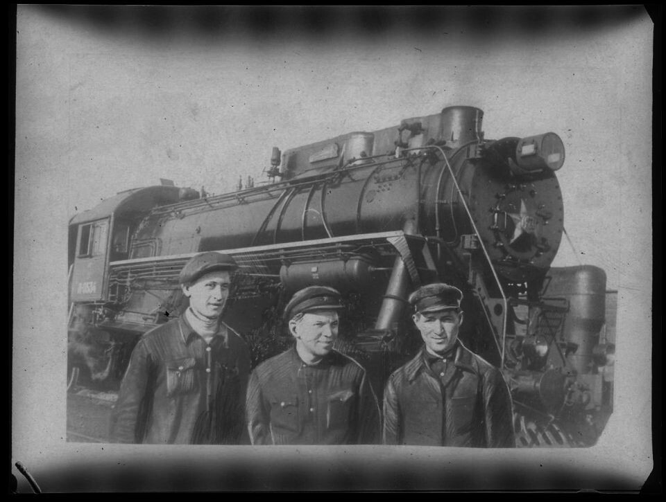    Бригада Иванникова И.И. Барнаул. 1940-е гг.. Источник: goskatalog.ru, архив АГКМ