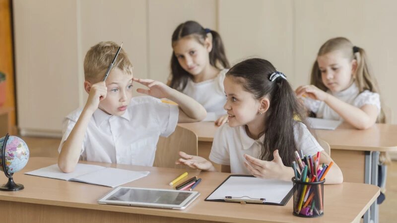     Школьники сидящие за партами. Фото: ru.freepik.com, автор freepik.