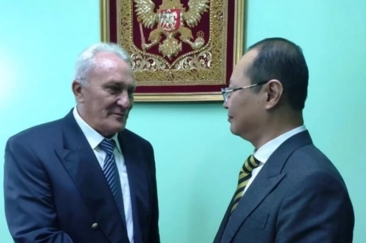    Новый генеральный консул Вьетнама во Владивостоке Нгуен Вьет Киен и руководитель представительства МИД во Владивостоке Андрей Броварец